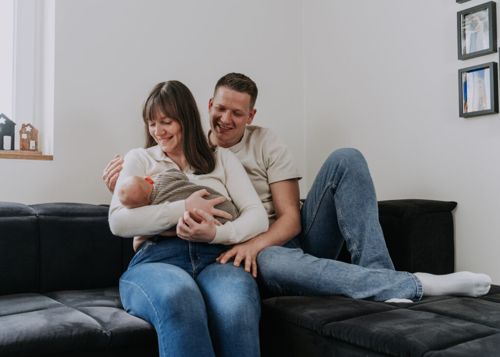 Natürliches Neugeborenenshooting zuhause mit Mama, Papa und Baby
