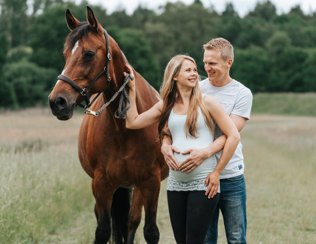Schwangerschafts-Shooting im Freien mit Pferd – Natürlich und unvergesslich