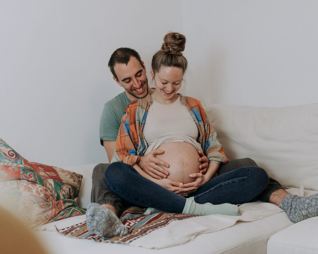 Schwangerschafts-Fotoshooting zuhause – Natürlich und emotional
