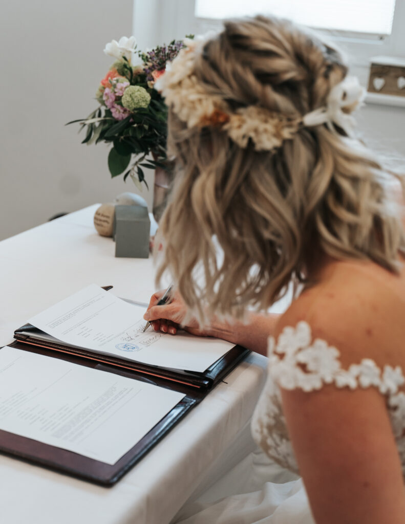 Standesamtliche Trauung – Emotionale Hochzeitsmomente in natürlichen Bildern