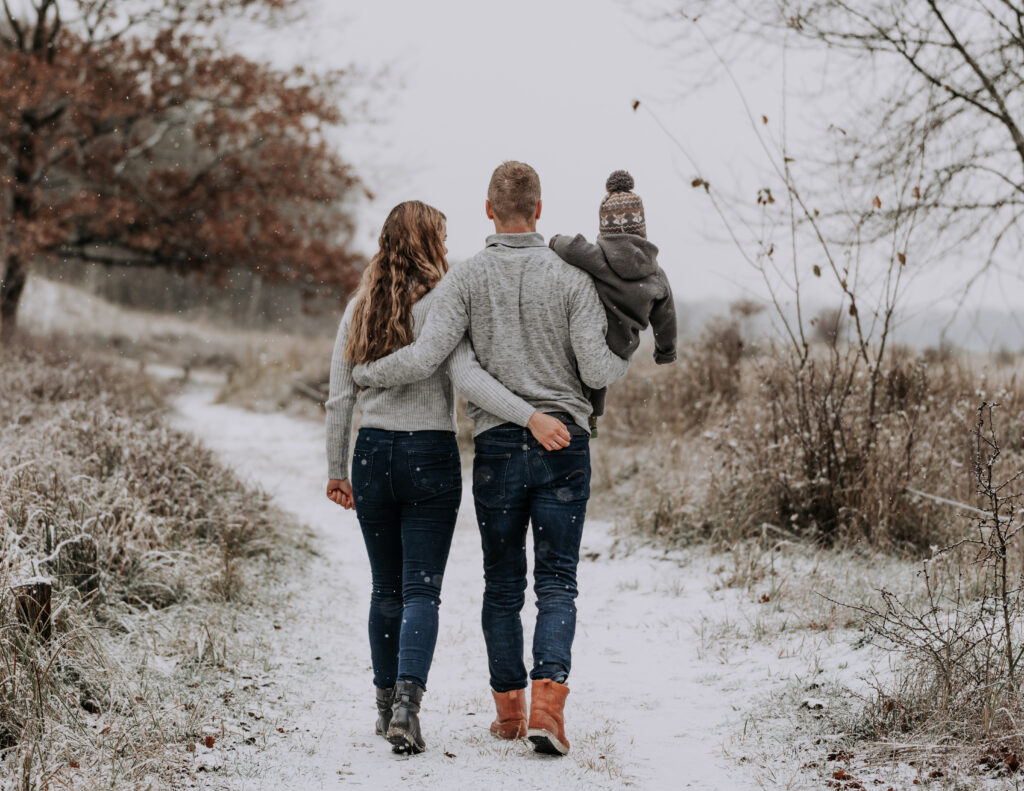 Familienshooting in den Boberger Dünen bei Schnee – Natürliche Outdoor-Fotografie in Hamburg