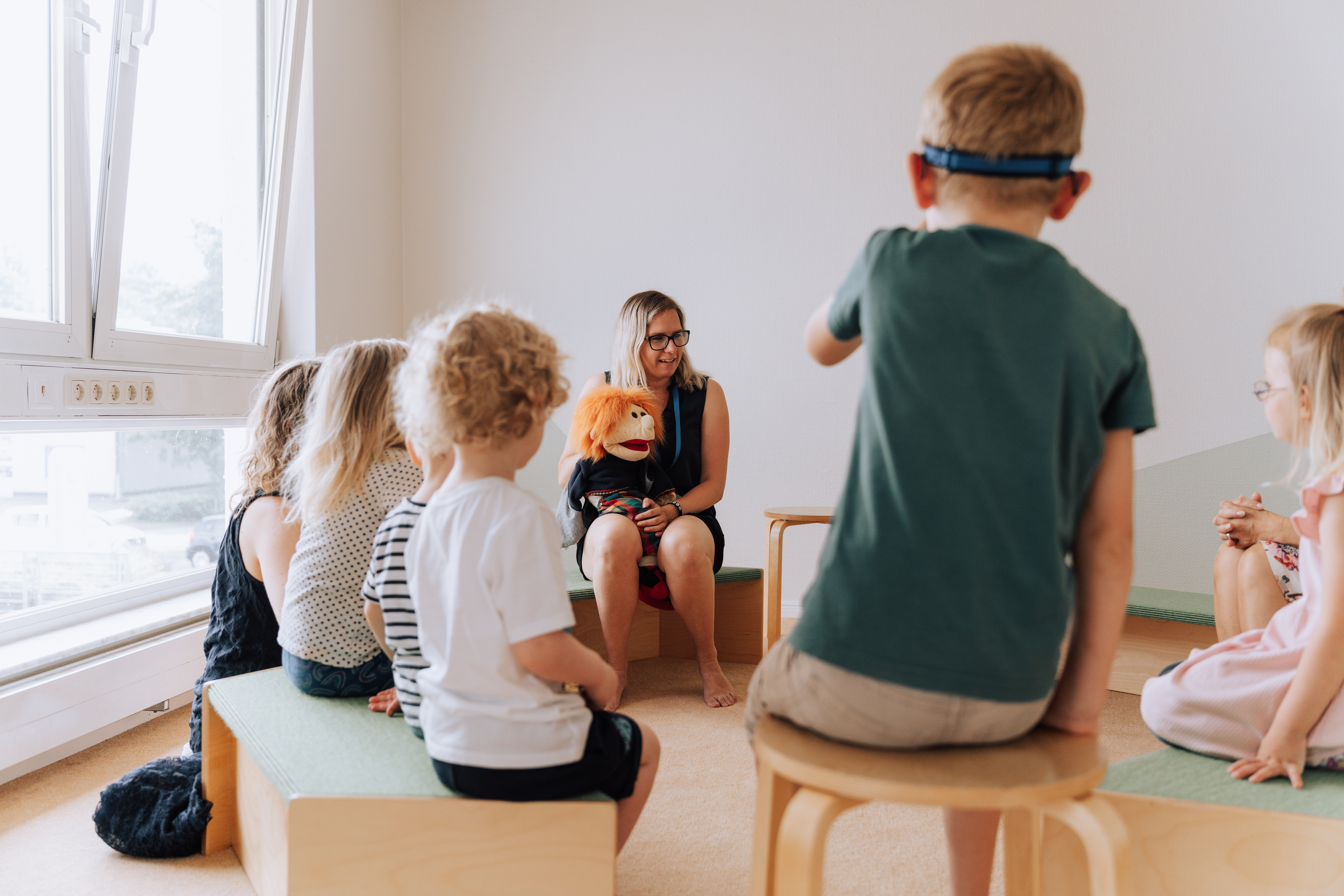 Business & Familie – so geht’s! Workshop-Begleitung mit Kindern Businessfotografie bei einem Workshop mit Kindern – authentische Momente der Zusammenarbeit und Inspiration in der Arbeit mit der Familie.
