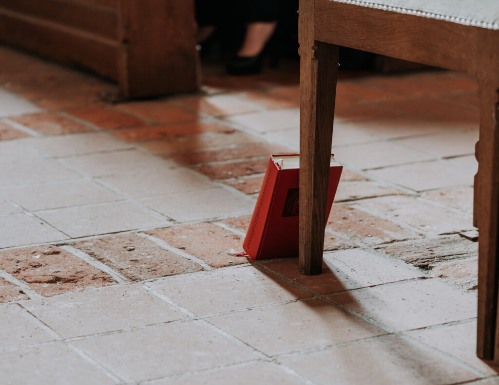 Detailbild einer Taufzeremonie – Besondere Erinnerungen festhalten Detailaufnahme bei einer Taufe in einer Kirche. Authentisches Taufbild für Erinnerungen.