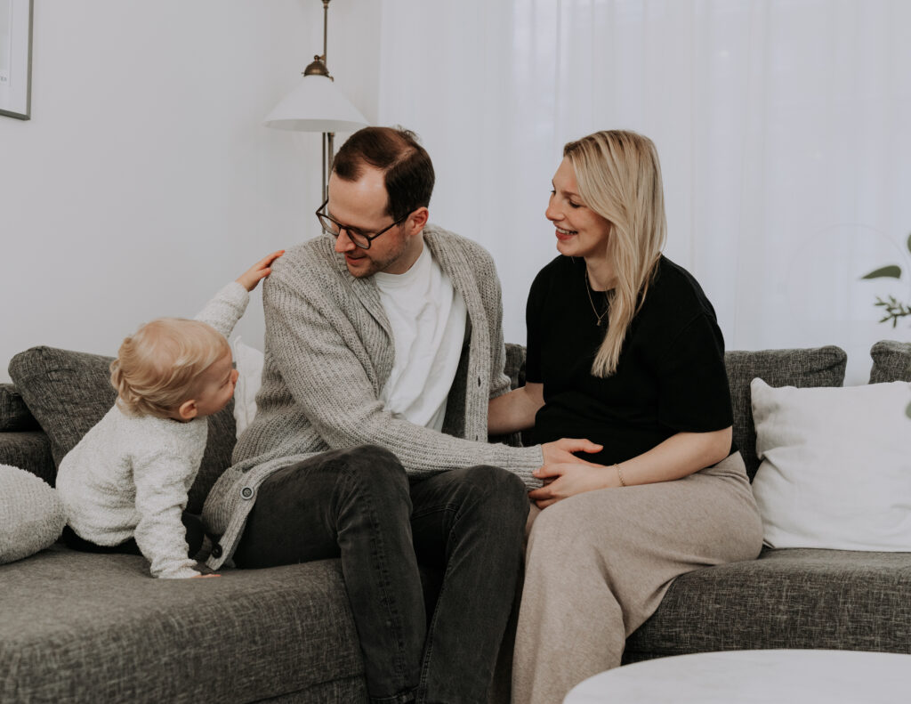 Fröhliche Familie in natürlicher Bewegung, ungestellt fotografiert. Dokumentarische Familienreportage in Hamburg und Stormarn ohne Posing.